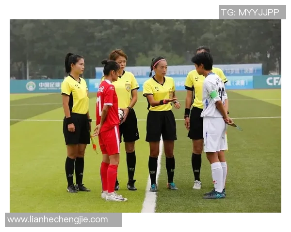 央视足球主持人背后的故事与精彩瞬间揭秘